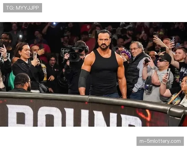 特写：WWE摔跤狂热大赛后台，传奇人物冷石奥斯汀意外现身引轰动